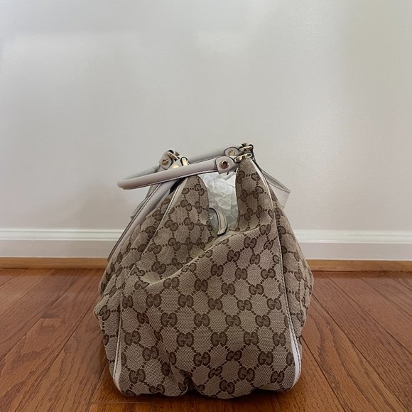 Gucci medium size handbag. Rarity, prestige and status symbol is the Gucci brand - Picture 4 of 8